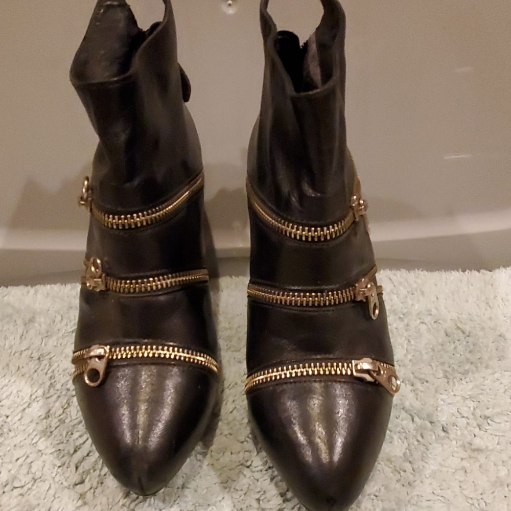 Black Zipper design Boots